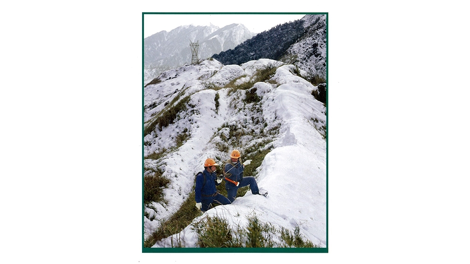 高山保線員的工作環境艱苦，冬天經常在風雪交加，氣溫低達零下十幾度的險峻深山搶修。